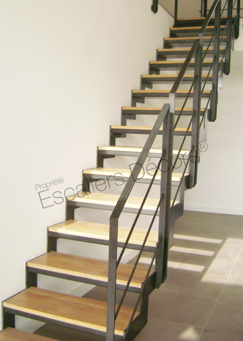 Photo DT107 - ESCA'DROIT®. Escalier design d'intérieur en métal et bois pour une maison d'Architecte et une décoration contemporaine. Vue 2